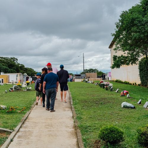 Cemitério do Boqueirão tem grande movimentação neste feriado de Finados em Carambeí