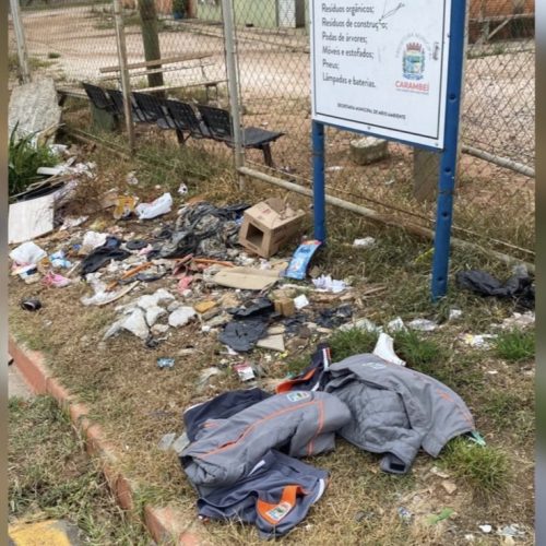 Uniformes escolares são descartados irregularmente em área sinalizada no Boqueirão, em Carambeí