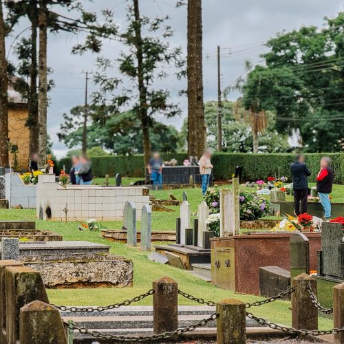 Famílias prestam homenagens no Cemitério da Colônia em Carambeí