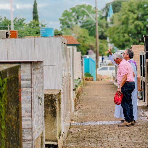 Missa e homenagens reúnem fiéis no Cemitério do Catanduvas em Carambeí