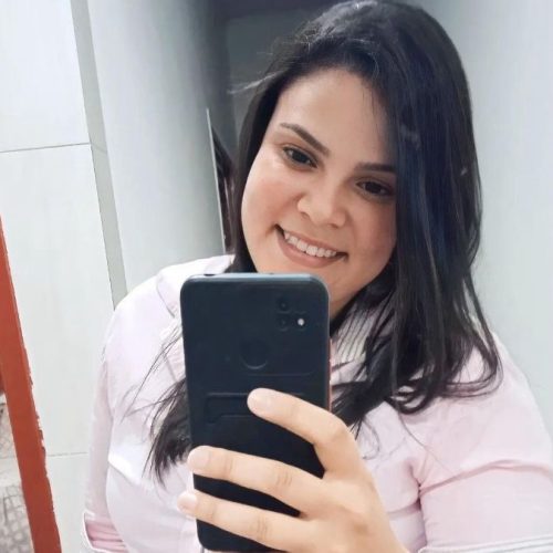 Mulher que morreu após micro-ônibus invadir casa no PR é identificada