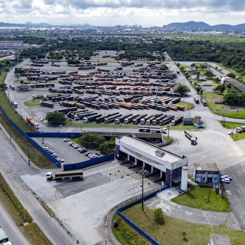Porto de Paranaguá registra movimento histórico de mais de 2,5 mil caminhões em 24 horas