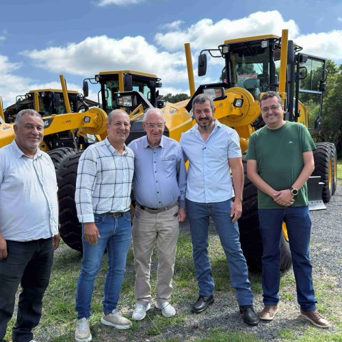 Com investimento de R$ 3,8 milhões, Castro compra três novas patrolas para manutenção de estradas rurais