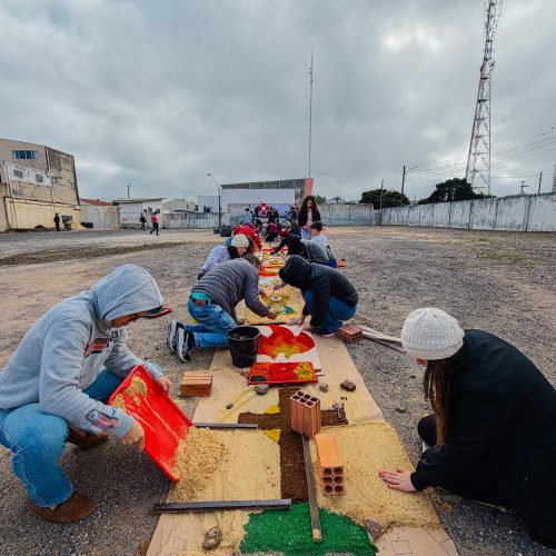 Fiéis preparam tapetes para procissão de Corpus Christi em Carambeí