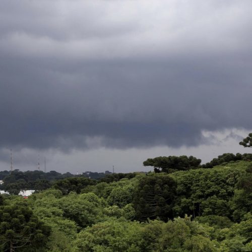 Após domingo marcado por chuva e ventos de mais de 70 km/h, frio vai voltar ao Paraná