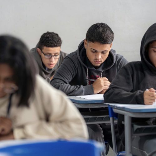 Enem 2025: 195 mil estudantes do Paraná realizam a prova neste domingo
