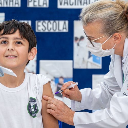 Estado retoma vacinação nas escolas e reforça importância da carteirinha em dia