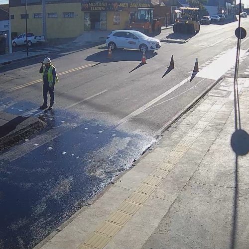 Novas lombadas elevadas são instaladas na Avenida das Flores