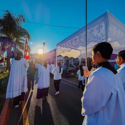 Multidão de fiéis participa da procissão de Corpus Christi em Carambeí