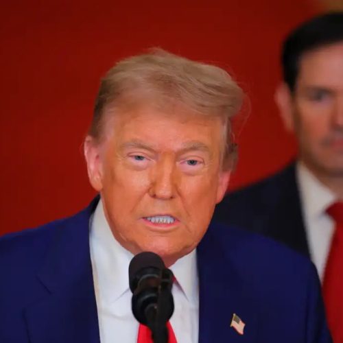 Trump assina tarifa de 50% e considera Brasil ameaça aos EUA