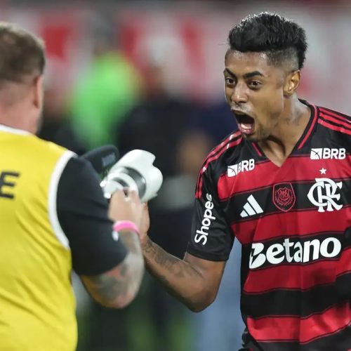 Fla vence, aproveita derrota do Palmeiras e volta a igualar rival