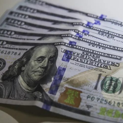 Dólar sobe para R$ 5,59 com oficialização de tarifaço de Trump