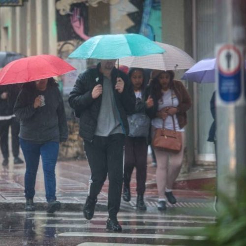 Cinco estados entram em alerta de vendaval e tempestade nesta sexta (28)