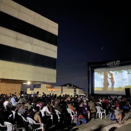 Sucesso de público marca primeira noite do cinema ao ar livre em Carambeí