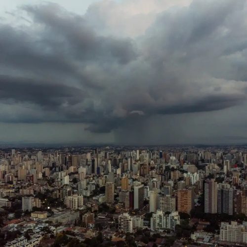 Tempestade coloca mais de 300 cidades do Paraná sob alerta