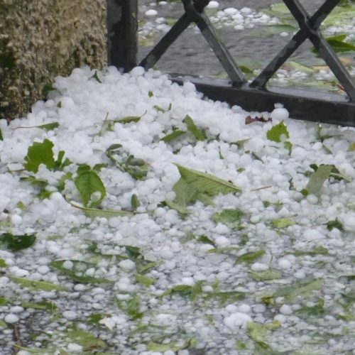 Chuva de granizo provoca estragos em cidades do Paraná