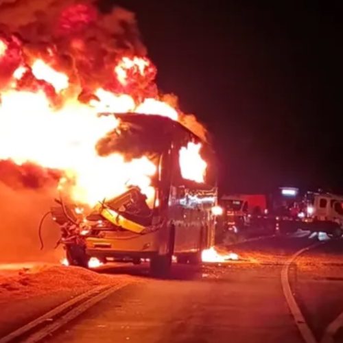 Bombeiros de folga resgatam 13 pessoas após incêndio em ônibus no Paraná