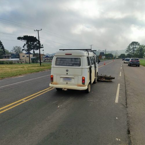 Kombi com placas de Carambeí se envolve em colisão com motocicleta na PR-340