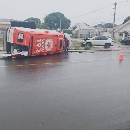 Grávida se envolve em acidente com ambulância do Samu no PR