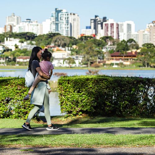 Após frente fria com chuva e ventos de 80km/h, semana vai terminar com sol no Paraná