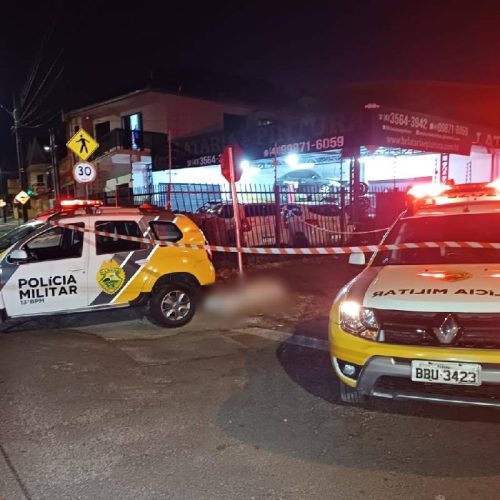 Homem mata mulher a facadas no meio da rua no PR