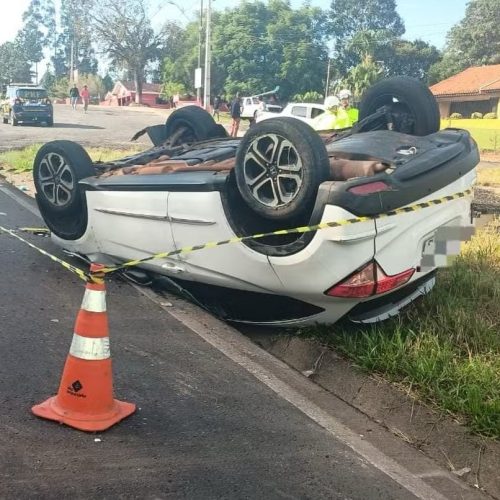 Carro carregado com 290 kg de maconha capota e motorista foge para hotel após acidente