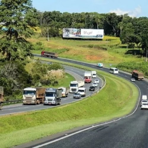 Caminhões que levam doações ao RS não pagam pedágio no Paraná