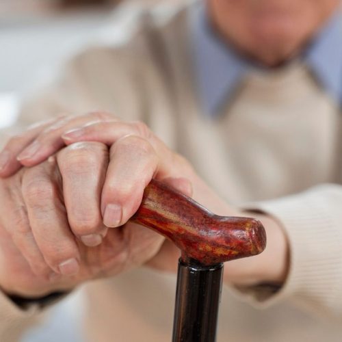 Cuidadores de idosos podem receber R$ 810 por mês no Paraná