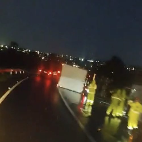Caminhão tomba na PR-151 em Carambeí