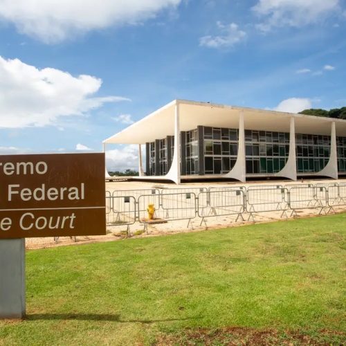 Moraes e Dino votam para manter prisão preventiva de Bolsonaro