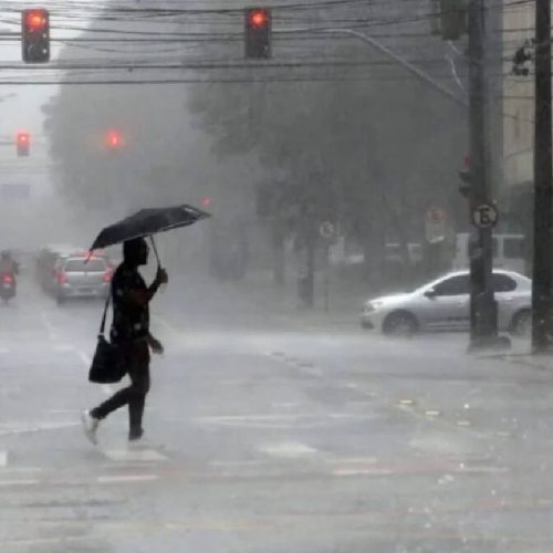 Tempestades com granizo e ventos fortes atingem cidades do Paraná
