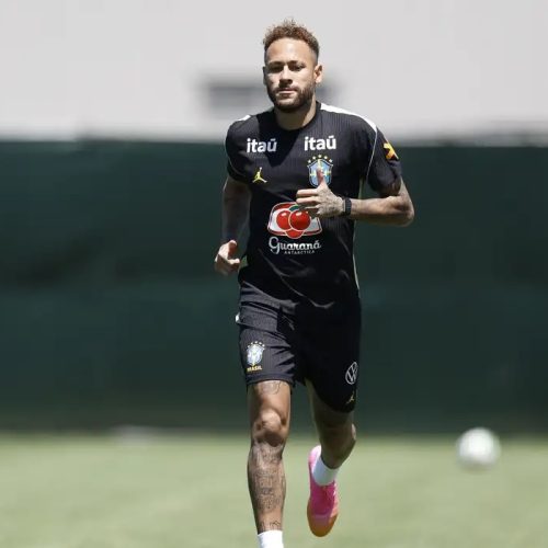 Neymar vai a campo pela primeira vez em treino da seleção brasileira