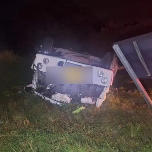 Caminhão tomba e homem de 25 anos morre na PR-151