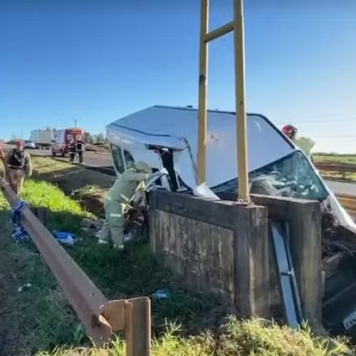 Acidente com van de missionários e padre deixa um morto e sete feridos na no Paraná