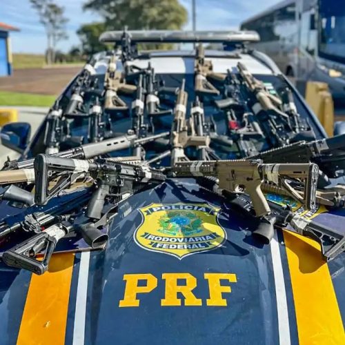 PRF apreende 26 fuzis durante abordagem a caminhão no Paraná