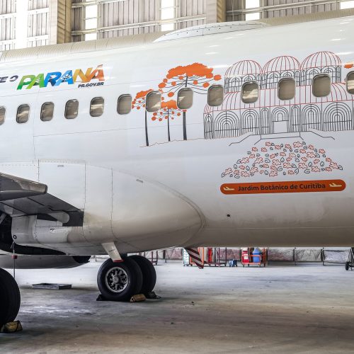Jardim Botânico de Curitiba e araucária: símbolos turísticos do Paraná ilustram avião da Gol