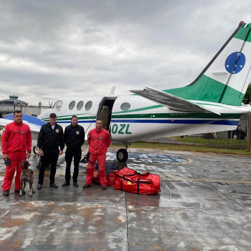 Cães e bombeiros do Paraná embarcam para o RS para ajudar em buscas por vítimas