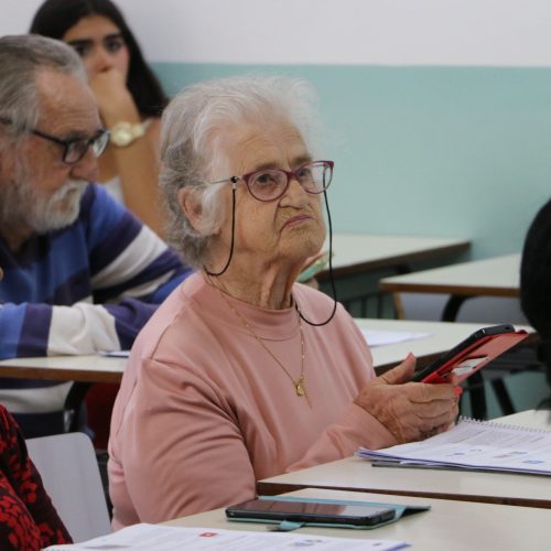 Curso da Prefeitura e Celepar ensina idosos de Castro a usar o celular e navegar com segurança