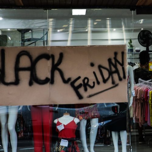 Procon-PR orienta consumidores para não cair em golpes na Black Friday