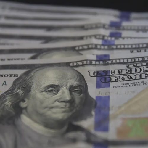 Dólar cai para R$ 5,39 com expectativa de corte de juros nos EUA