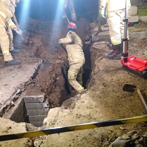Bombeiros quebram o asfalto para salvar homem preso em bueiro no PR