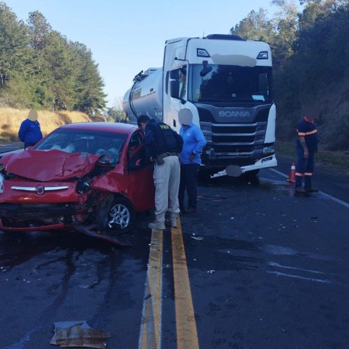 Colisão frontal entre carro e caminhão deixa motorista gravemente ferido na região