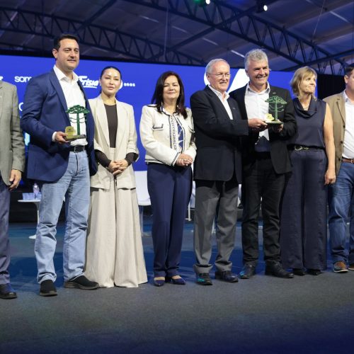 Ratinho Junior recebe Troféu Ocepar por contribuição ao cooperativismo paranaense em Carambeí