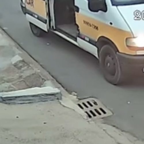 Criança de 4 anos é esquecida em van escolar e encontrada sozinha em rua de Castro
