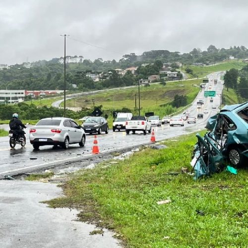 Homem morre em acidente entre carro e caminhão no PR