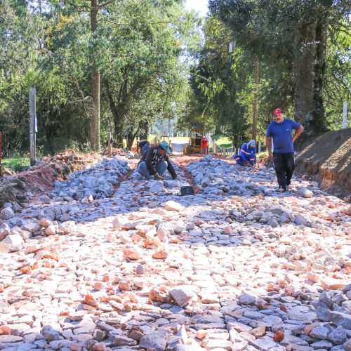 Castro: Comunidades recebem pavimentação&nbsp;poliédrica em 10 km de ruas principais