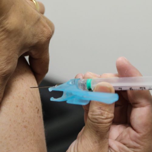 Paraná divulga números da gripe e reforça a prevenção. A vacinação contra a gripe terminou em 31 de maio  para o público-alvo da campanha. O saldo de doses está disponível para toda a população a partir de 03/06. A secretaria estadual segue orientação do Ministério da Saúde de atingir 90% de cobertura vacinal.
   Curitiba, 06/06/2019 -  Foto: Gilson Abreu/ANPr