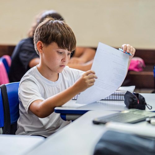 Aulas extras com 2 professores em sala impulsionam desempenho dos alunos da rede