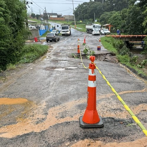 Ponte da Fazenda Santa Rosa em Carambeí cede e é interditada para veículos pesados