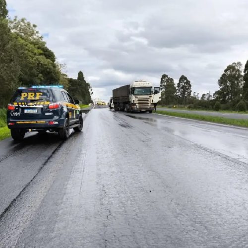Derramamento de óleo interdita sentido norte da BR-376